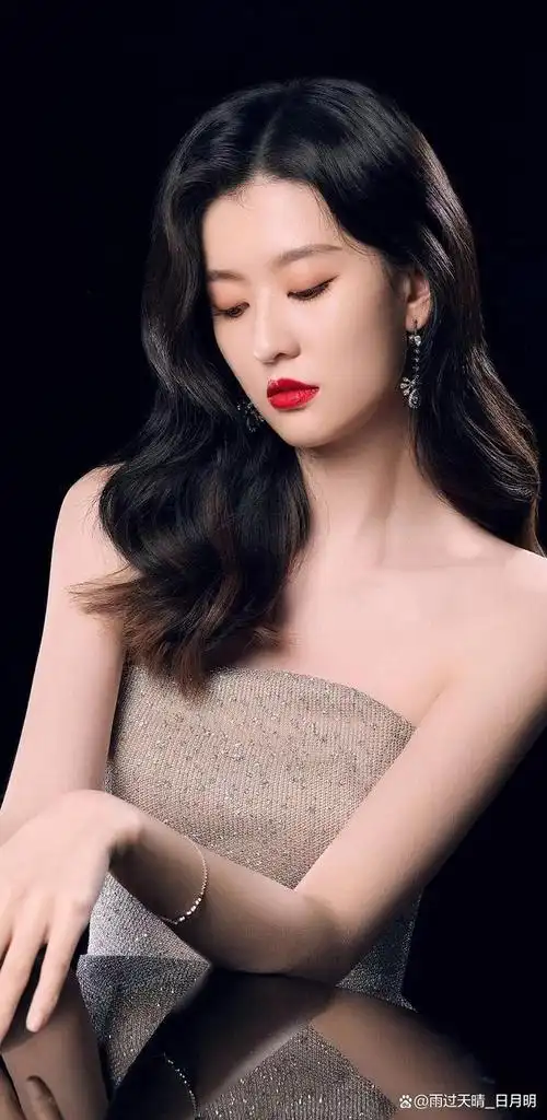 90后美女明星乔欣清新脱俗,给人一种亲切可爱的邻家女孩的感觉