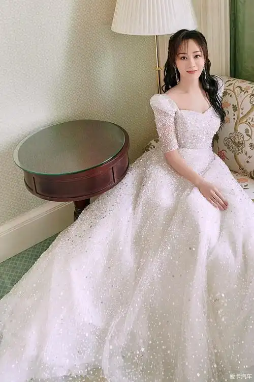 杨紫穿婚纱亮相卷发披肩甜笑迷人