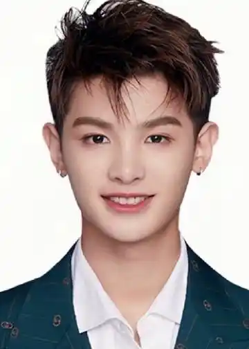 2020-10-31 09:23 来自 黄明昊超话 黄明昊超话 /证件照分享