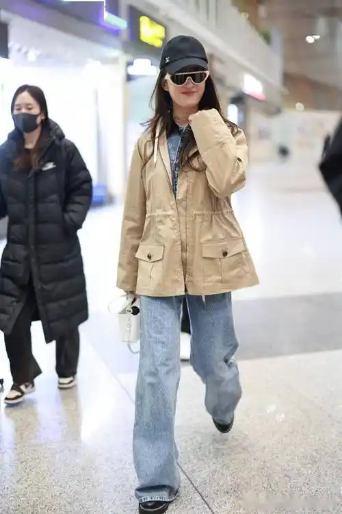 街拍:刘亦菲风衣搭配牛仔套装时髦利落