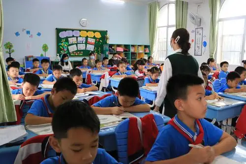 2020年洪山区教科院下校视导第一站:武汉杨春湖实验学校!