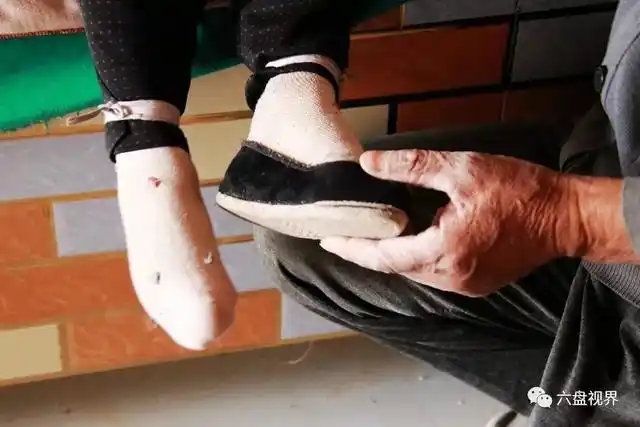 老奶奶还是裹脚,已经很少见了.