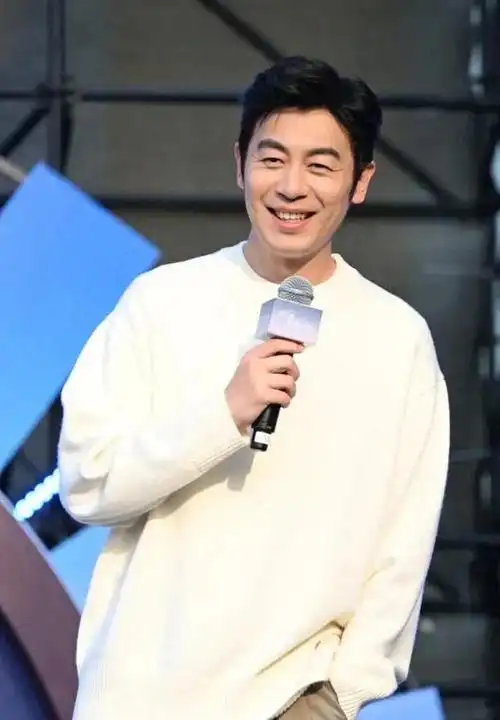 看了朱亚文的穿搭发现:他的"简约风格"真低调,但他的气场超好