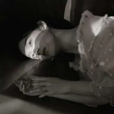 非主流伤感黑白女生头像 面对感情我却感到害怕了