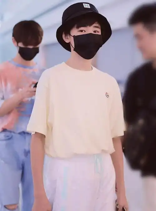 15岁的宋亚轩,黄颜色半袖搭配白色运动裤,时尚又百搭