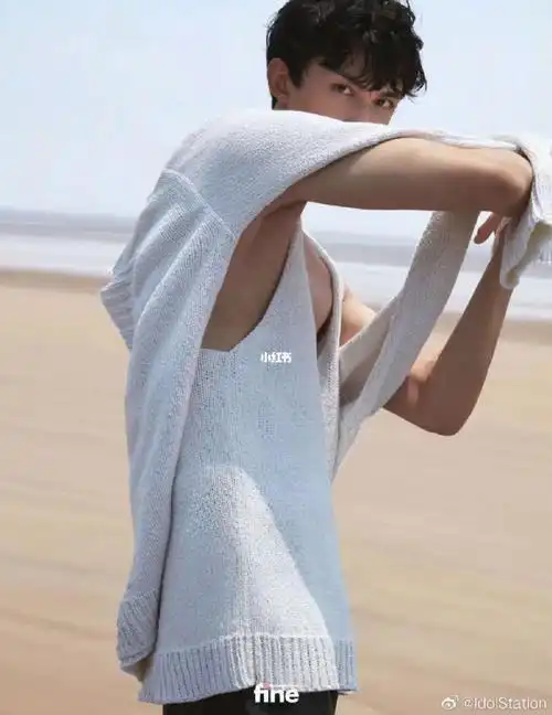 吴磊白色针织背心与深灰色长款毛衣大秀身材