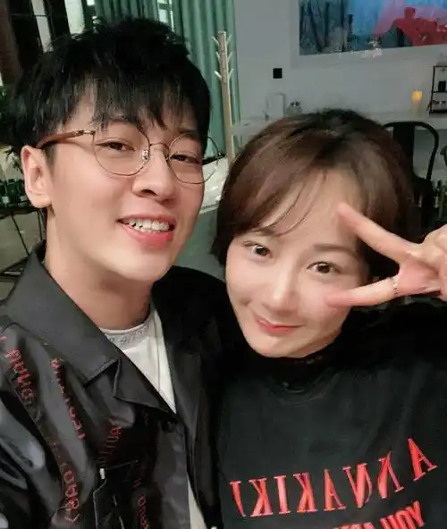 杨紫张一山参加同学聚会,女方眼眶发红似刚哭过,男方为避嫌合照都是