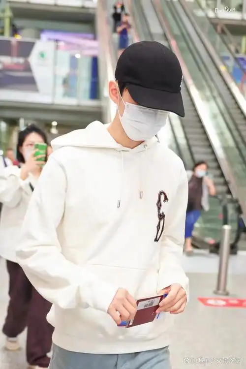 王俊凯出发前往巴黎时装周,机场白卫衣牛仔裤清爽少年感!