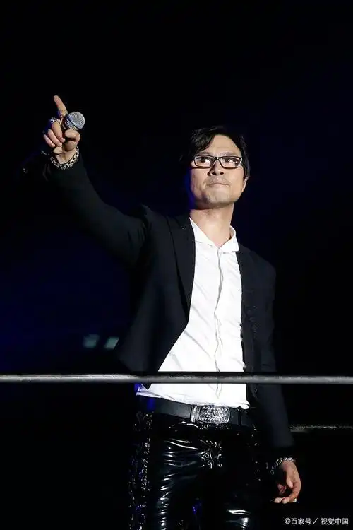 汪峰是一位中国内地的男歌手,音乐创作人,也是摇滚乐队"鲍家街43号"的