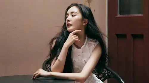 杨幂性感大方写真照