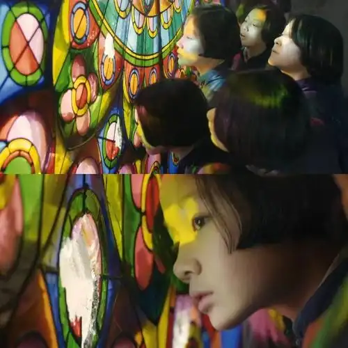 以前只知道彩色玻璃多用于教堂装饰,它的名字叫stained glass.