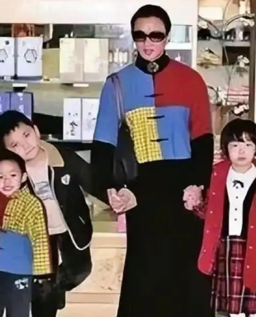 金星官宣复婚,和丈夫时隔18年再领证,三个孩子均是领养