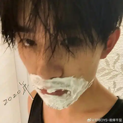 易烊千玺终于营业了.