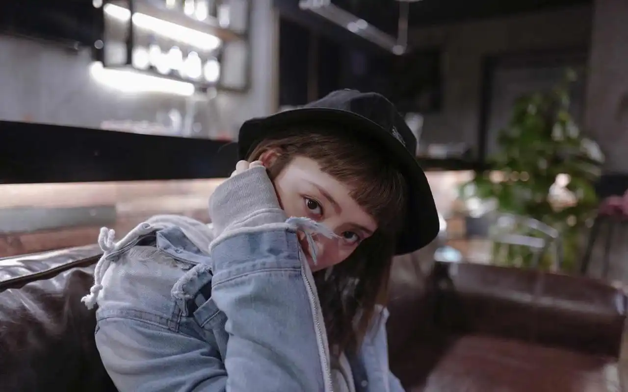 酷劲十足非主流美女图片桌面壁纸