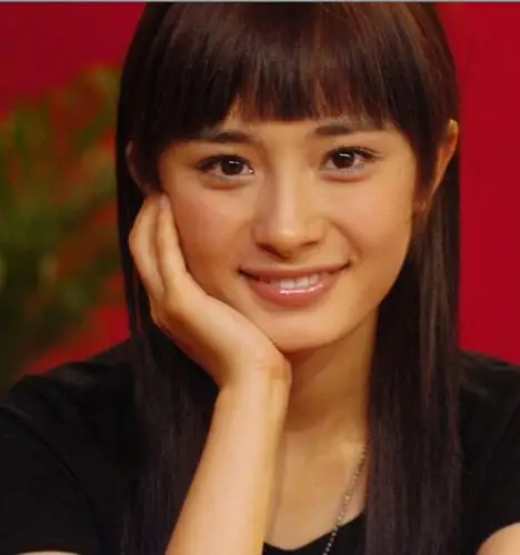 刚出道时的鹰钩鼻鼻尖低于鼻孔以下很多,正面是看不到鼻孔的.