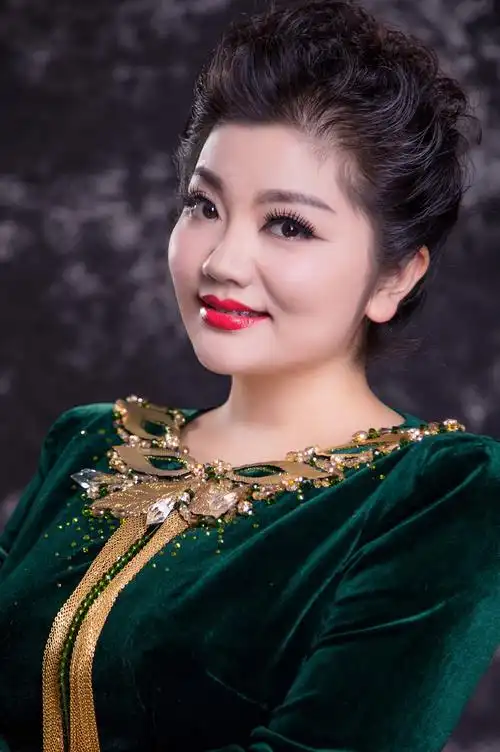 中国歌剧舞剧院次女高音,国家二级演员,北京晁浩建艺术培训中心声乐副