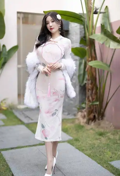 "风情万种:轻透白色旗袍配原色丝袜,尽显完美身段"_女性_时尚_魅力