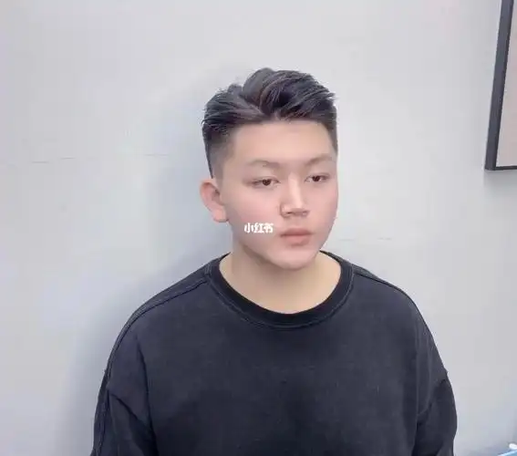 轻熟又帅气 "背头"发型"直都是男土们很经典帅气的款发型不管是普通人