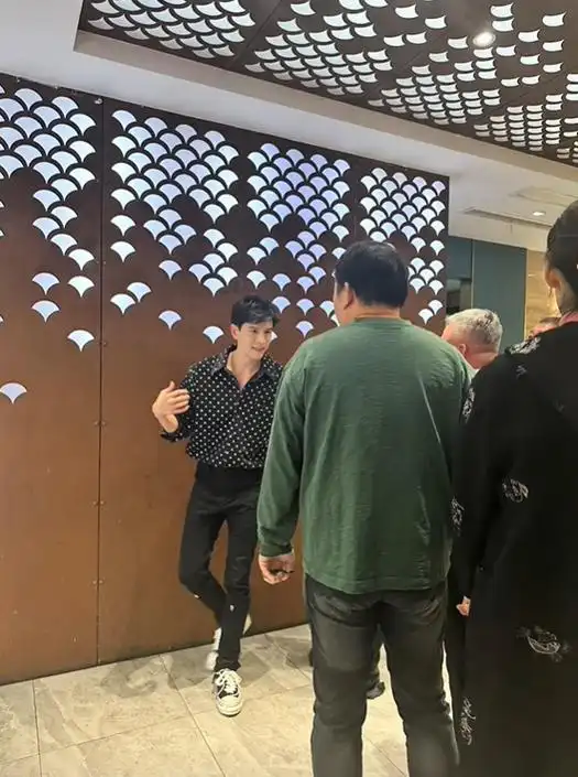 经超夫妇与好友聚会小李琳越来越富态网友直呼看不出是杜冰雁