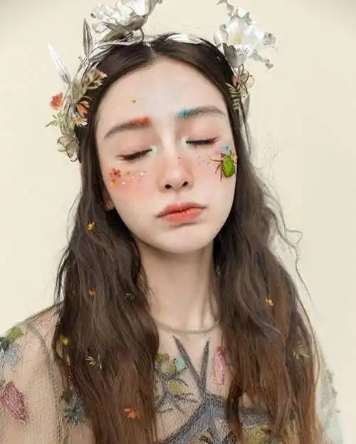 在这张照片中,杨颖身穿宝蓝色衬衫内搭,丝绸的布料看起来非常的顺滑