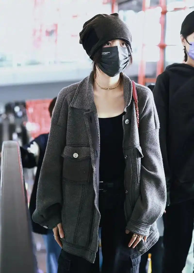 张子枫 #机场穿搭 酷90 - 抖音