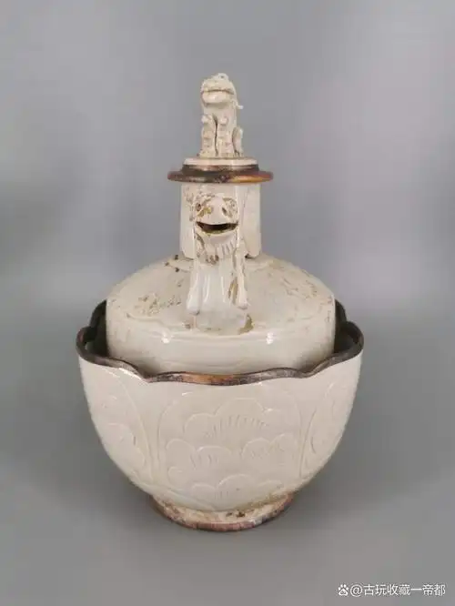 集定窑瓷器制作技艺之大成,融汇了宋代包铜工艺与佛教文化元素,呈现出