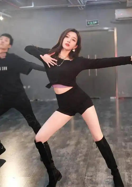 江疏影最新舞蹈造型,全黑搭配尽显小蛮腰,大长腿又酷又时尚
