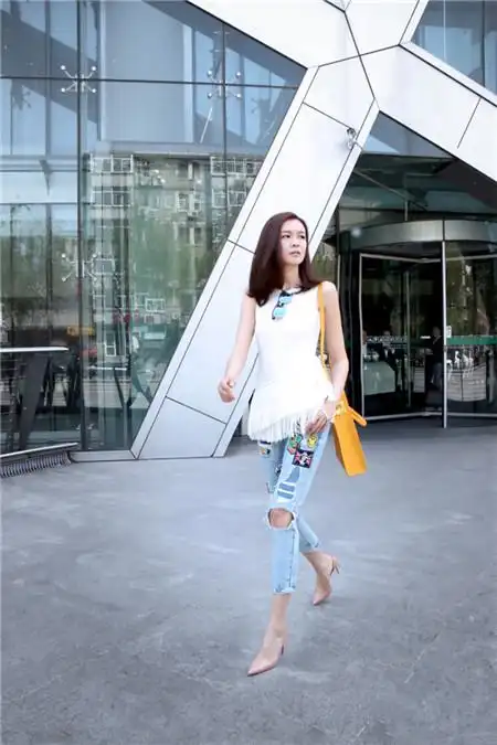 的李艾或女人妖娆,或高冷霸气,或干练十足,简单的牛仔裤搭配最in单品