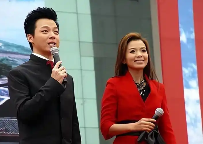 回顾央视主播任鲁豫是才子也是孝子迎娶美娇妻爱情事业双丰收