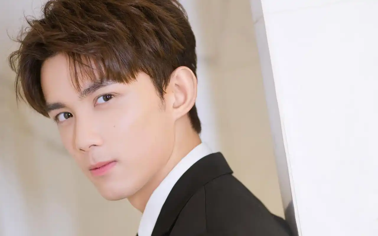 吴磊西装帅气写真高清图片桌面壁纸