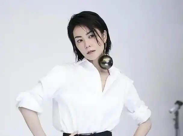 55岁王菲机场现身身材娇好气质优雅难怪谢霆锋为之倾倒