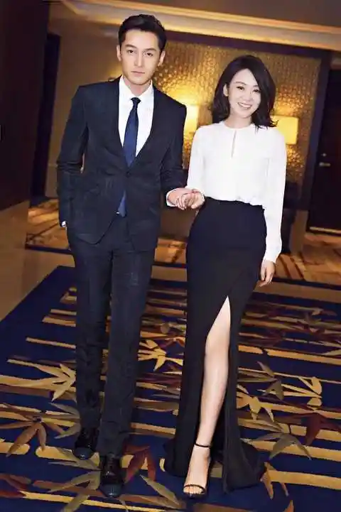 然后,闫妮就画风突变了,她和胡歌的同框瞬间从母子变男女朋友.