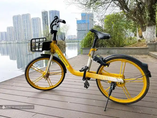 独家资料图路边停放的美团共享自行车美团共享单车