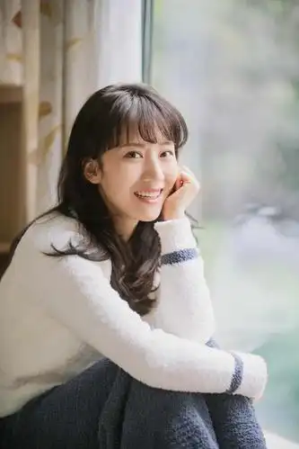 李念毛绒睡衣重回18岁笑容明亮纯净刘海抢镜