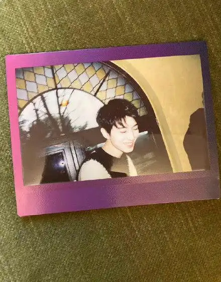 王俊凯氛围感拍立得