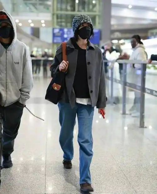 王菲谢霆锋日本度假回国,机场秀恩爱,娱乐圈的永恒传奇_爱情_明星情侣