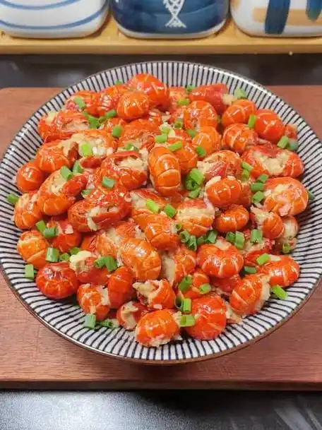 小龙虾价格或跳水成春游野餐主流食材#分享一道经典的蒜蓉虾尾做法