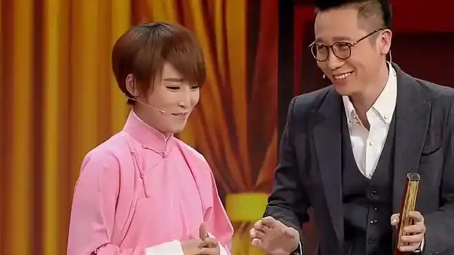 《新口吐莲花》片段,谢楠一身长袍说相声,被李鸣宇吐槽不像女的-搞笑