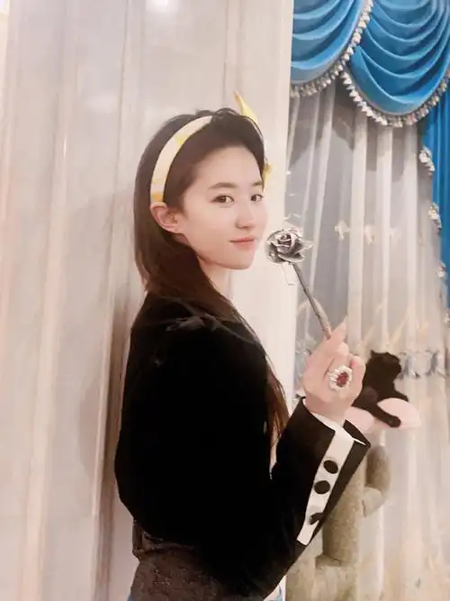 刘亦菲晒玫瑰周边##玫瑰的故事##暑期剧综嘴替团##暑期嘉年华