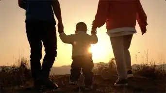 一家三口夕阳下散步,幸福一家三口唯美日落视频素材