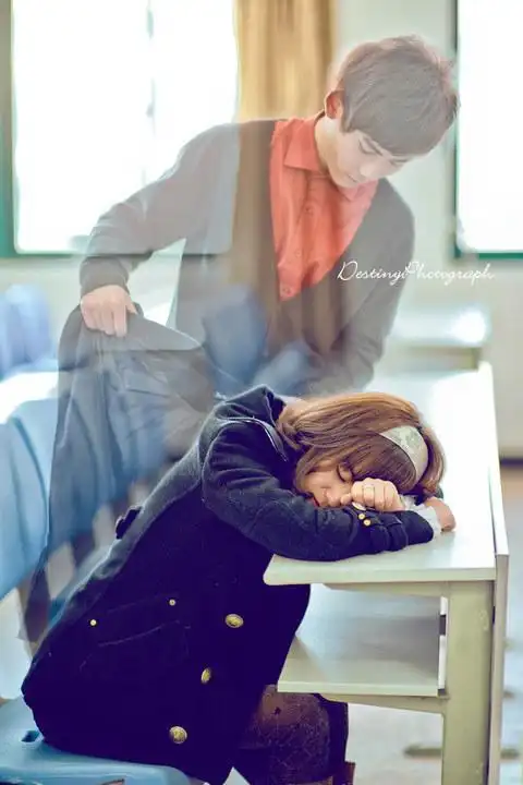 求一张图片 就是一个男生的魂魄为一个趴在桌子上睡着女生披衣服