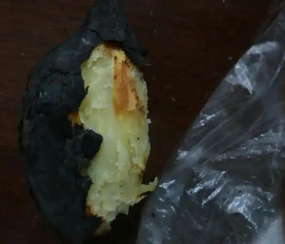 可不要看它外表黑,里面确实细腻松嫩的肉,还有着淡淡的柴火香.