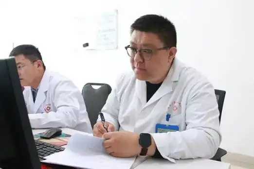 "恶习"太多,年轻小伙胃里长满"疙瘩" |医生提醒:年轻不是你挥霍健康的