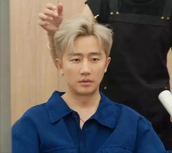 上个月,"消失"已久的黄轩发布了自己的动态.