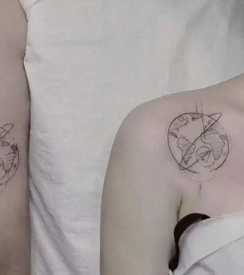 情侣纹身纹身图片_胸部地球 旅行纹身图案