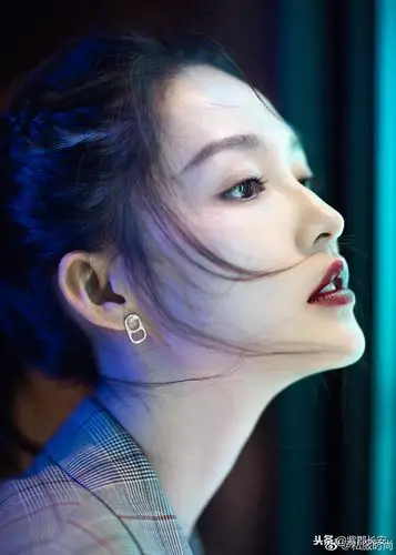 李沁时尚大片,化身酷女孩,美到极致