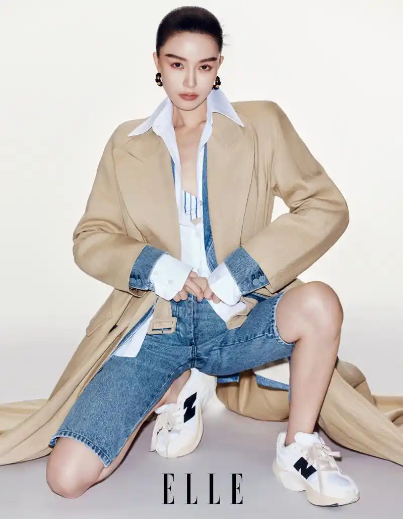 文咏珊三月封面大片,身穿牛仔套装 搭配解构式西装外套,酷飒碰撞松弛