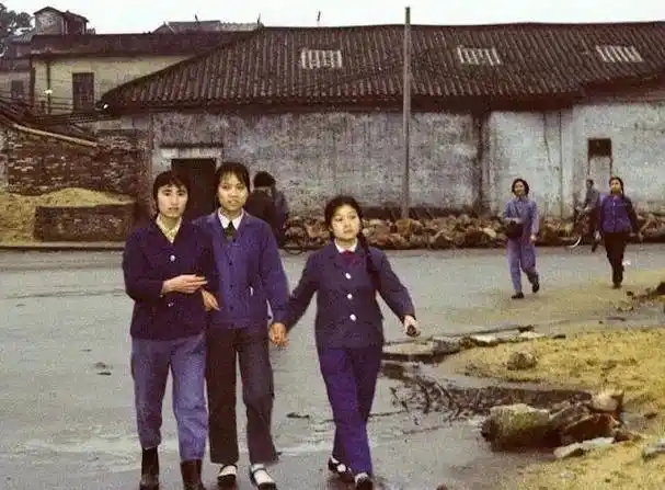 平静的七十年代,却发生着新旧思想的剧烈碰撞……让我们随着老照片