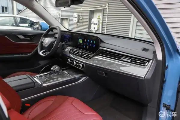 红旗hs5的内饰也同样延续了外观的时尚动感设计,中控台的设计非常规矩