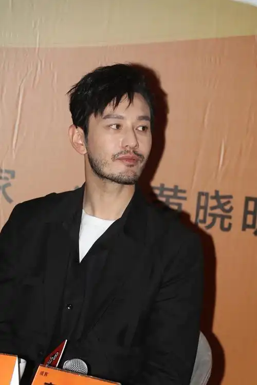 黄晓明留胡须现身读者见面会与粉丝互动笑容灿烂